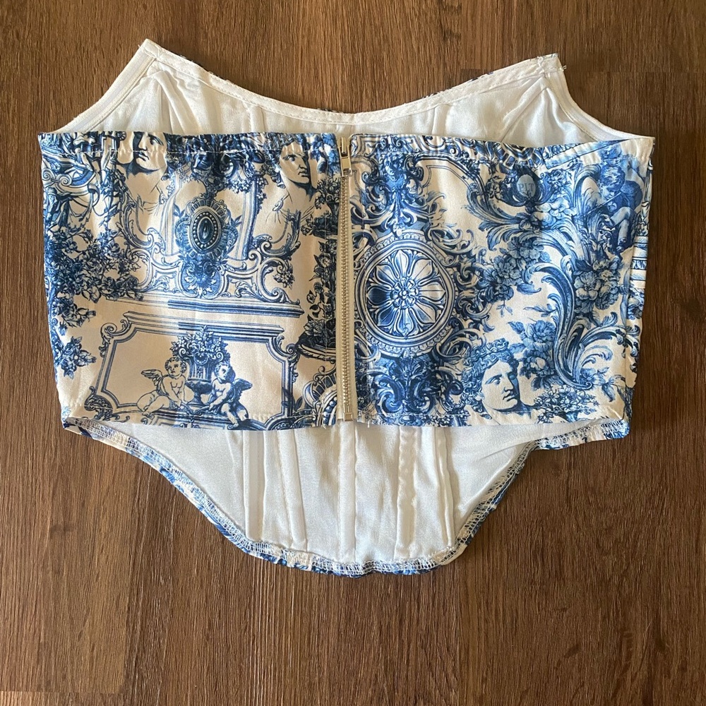 Curved Hem Corset - Picture 2 of 3